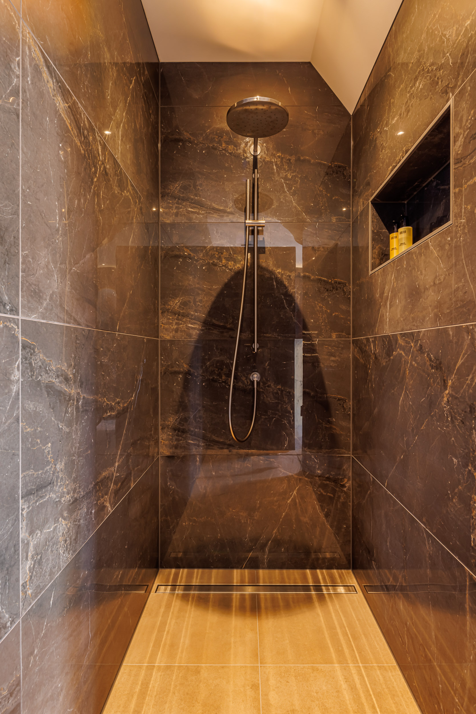 Gouden schaduw badkamer detail 5