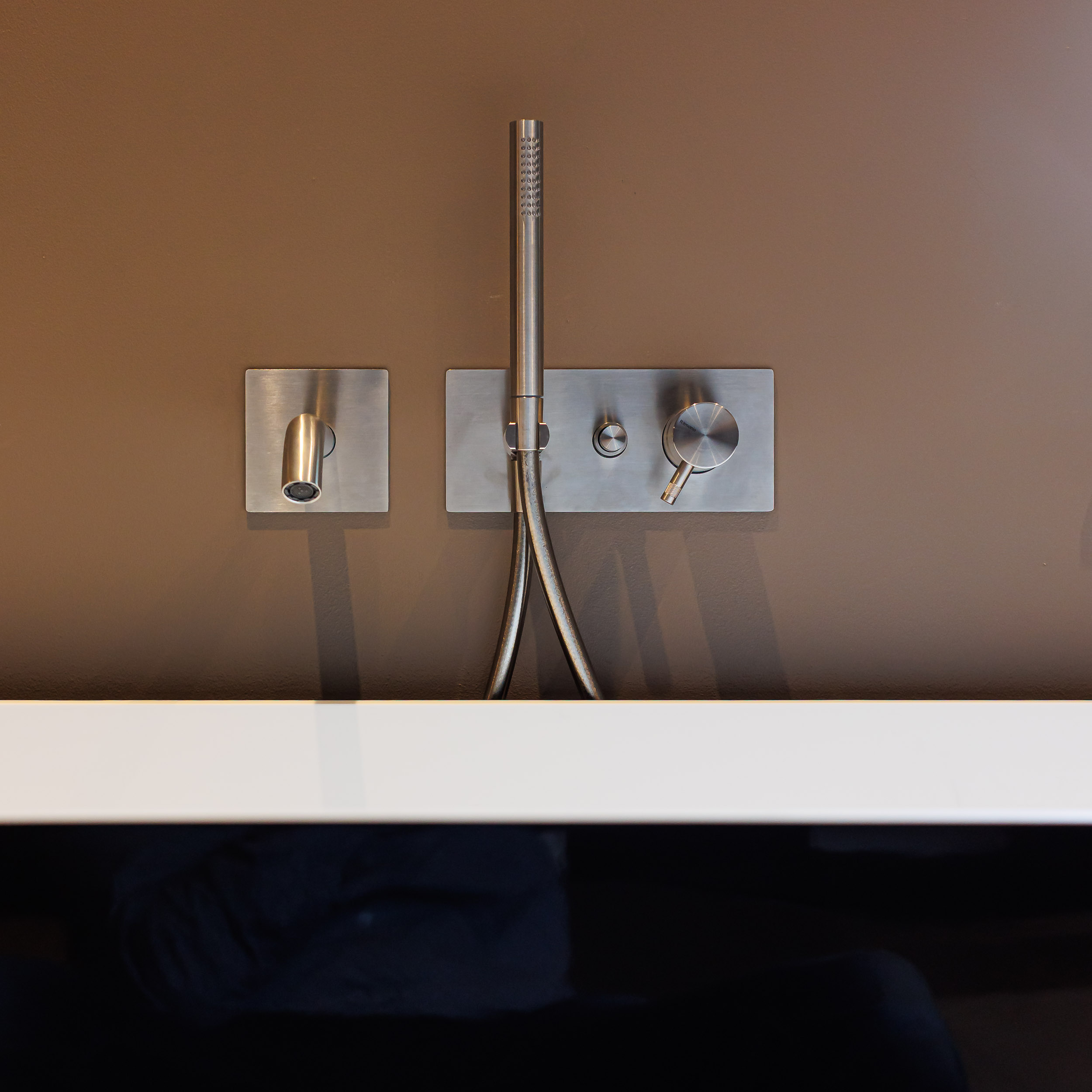 Gouden schaduw badkamer detail 8